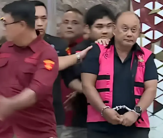 BREAKING NEWS Eks Kepala Badan Gizi Nasional, Dadan Hindayana Keluar dari Kejagung Kenakan Rompi Tahanan