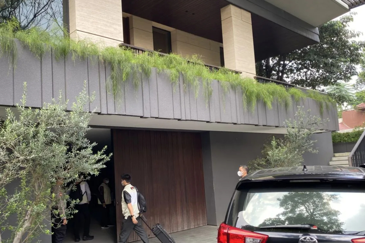 KPK Geledah Rumah Eks Wamen Imipas Silmy Karim, Dugaan Pemerasan Imigrasi Makin Terkuak