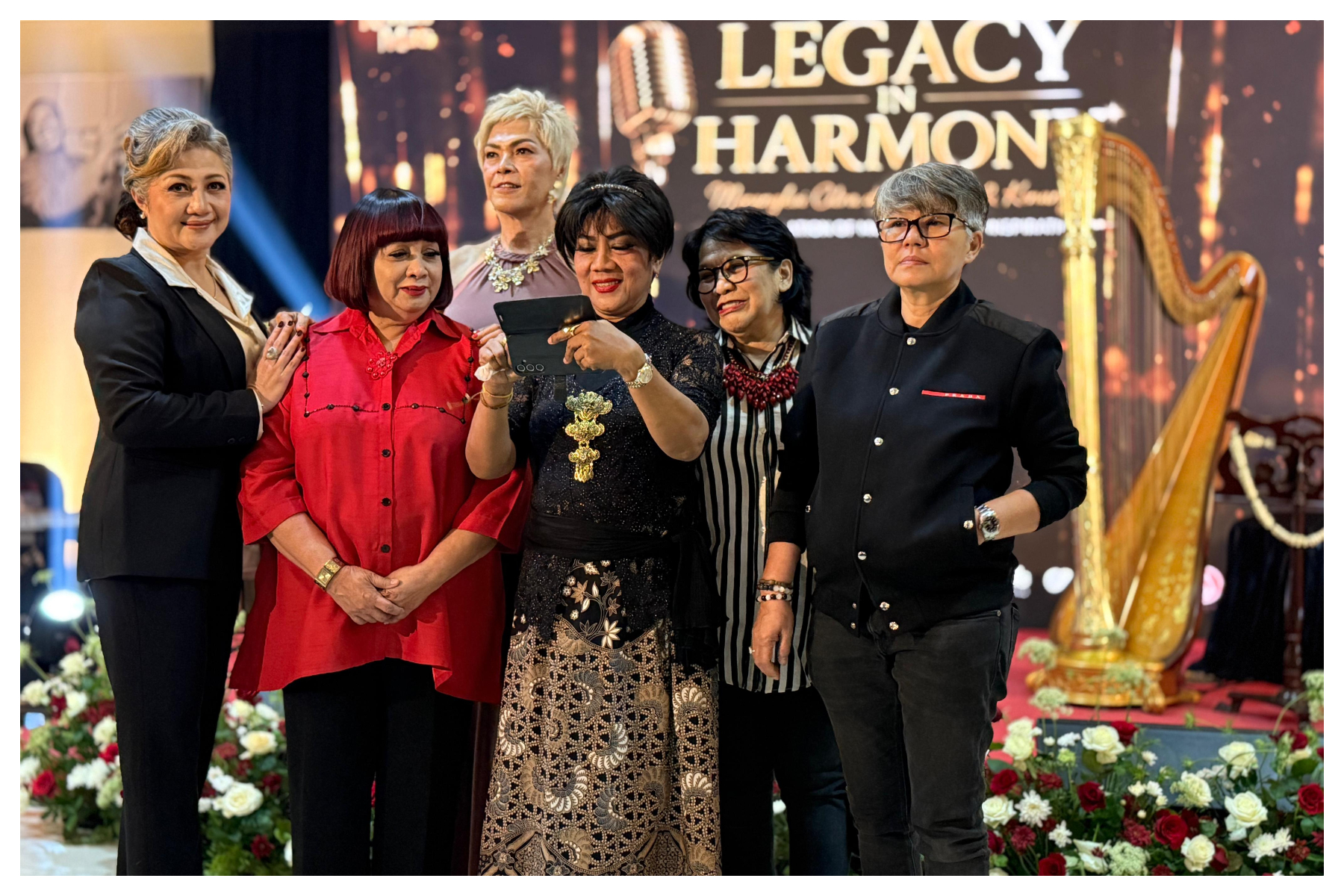 Musisi Legendaris Obbie Messakh, Ussy Pieters, hingga Fenty Nur Nyanyi Bersama di Legacy in Harmony. Foto: Istimewa.