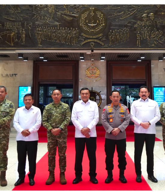 Menko Polkam Jenderal TNI (Purn.) Djamari Chaniago bersilaturahmi bersama Panglima TNI, Kapolri, Kepala BIN, Jaksa Agung, Kepala Staf Angkatan Darat, Kepala Staf Angkatan Laut, dan Kepala Staf Angkatan Udara di Mabes TNI AL, Cilangkap, Jakarta Timur. Foto: Dok Menko Polkam