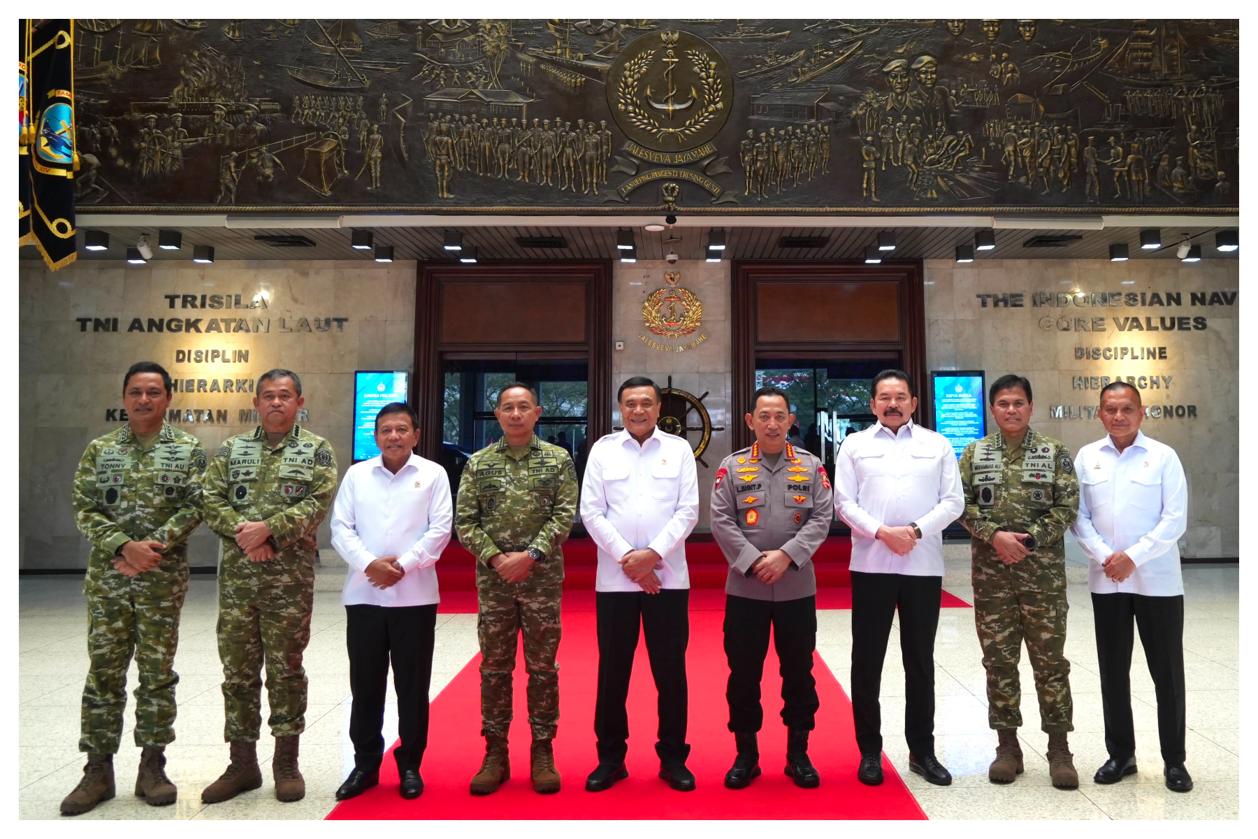 Menko Polkam Jenderal TNI (Purn.) Djamari Chaniago bersilaturahmi bersama Panglima TNI, Kapolri, Kepala BIN, Jaksa Agung, Kepala Staf Angkatan Darat, Kepala Staf Angkatan Laut, dan Kepala Staf Angkatan Udara di Mabes TNI AL, Cilangkap, Jakarta Timur. Foto: Dok Menko Polkam
