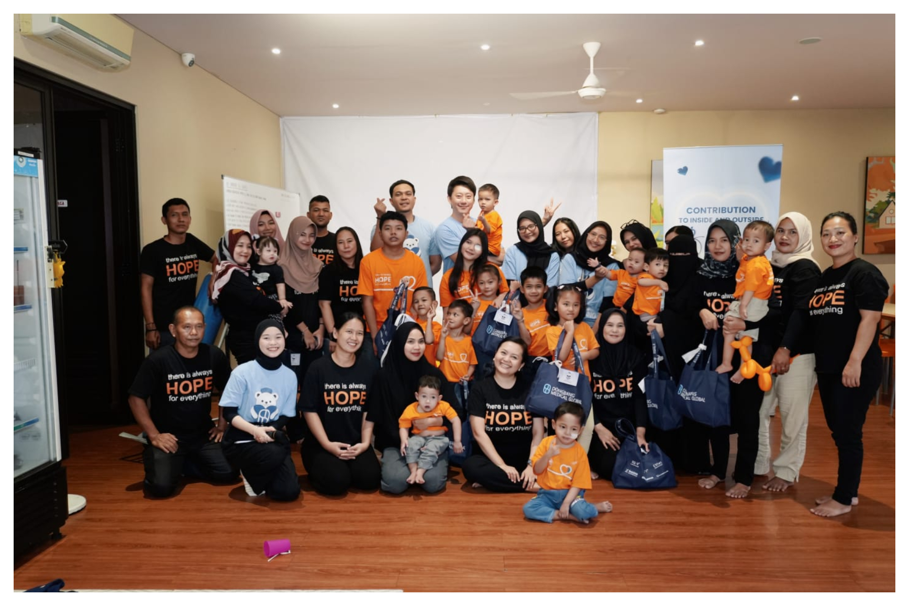 Anak-anak di Rumah Harapan Indonesia menerima penyaluran bantuan kebutuhan layanan kesehatan. Foto: Istimewa