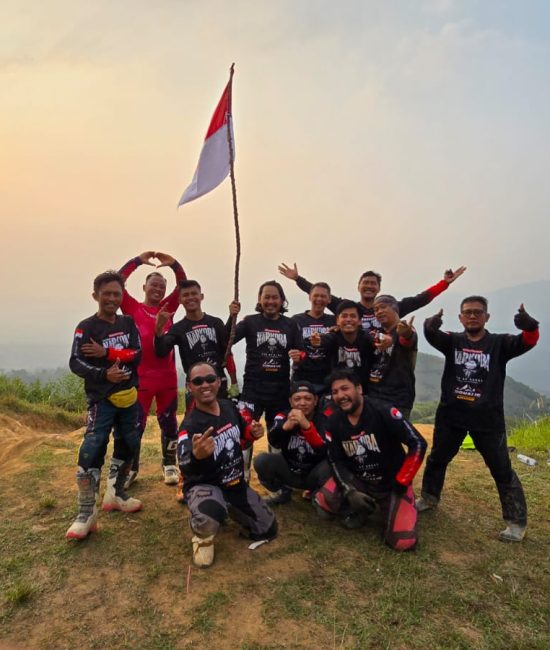 Komunitas Jurnalis Cross bersama Direktorat Tindak Pidana Narkoba Bareskrim Polri menggelar aksi pengibaran bendera Merah Putih dan penyaluran bantuan sosial di kawasan perbukitan Hambalang, Kabupaten Bogor, Jawa Barat. Foto: Istimewa