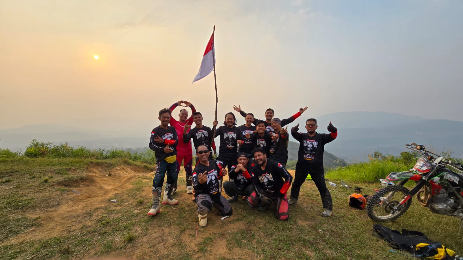 Komunitas Jurnalis Cross bersama Direktorat Tindak Pidana Narkoba Bareskrim Polri menggelar aksi pengibaran bendera Merah Putih dan penyaluran bantuan sosial di kawasan perbukitan Hambalang, Kabupaten Bogor, Jawa Barat. Foto: Istimewa