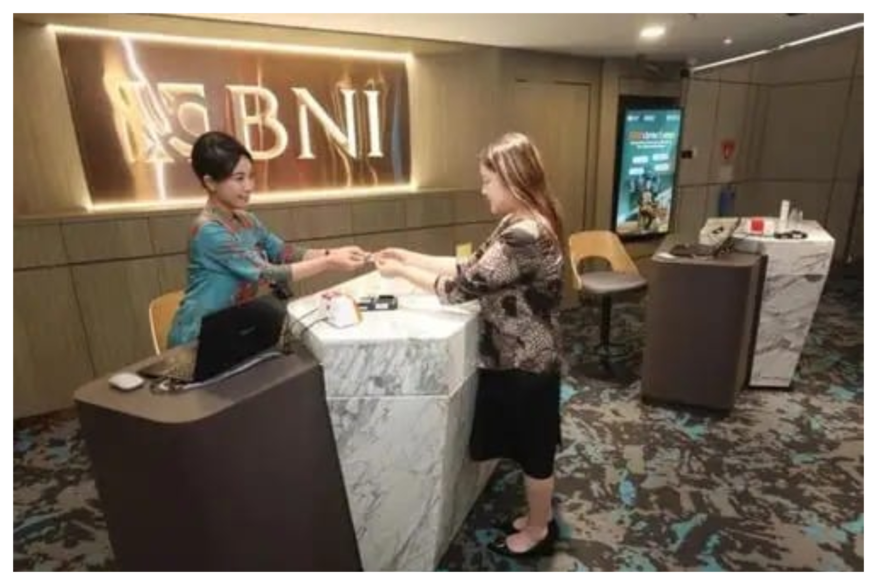 Ilustrasi - Petugas Bank Negara Indonesia (BNI) memberi layanan perbankan kepada nasabah. Foto: Dok BNI