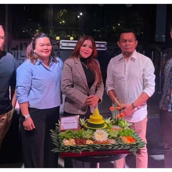 Jajaran Manajemen Sotis Hotel Kemang, Jakarta Selatan, saat memperkenalkan Deros Spa. Foto: Dok Sotis Hotel Kemang