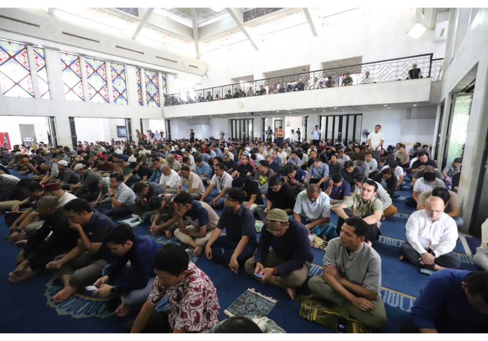 Jemaah Masjid Bimantara, kompleks MNC Tower, Jakarta Pusat melakukan doa bersama keselamatan untuk tiga awak kapal dan lima jurnalis hilang di Selat Sunda. Foto: Istimewa