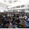 Jemaah Masjid Bimantara, kompleks MNC Tower, Jakarta Pusat melakukan doa bersama keselamatan untuk tiga awak kapal dan lima jurnalis hilang di Selat Sunda. Foto: Istimewa