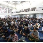 Jemaah Masjid Bimantara, kompleks MNC Tower, Jakarta Pusat melakukan doa bersama keselamatan untuk tiga awak kapal dan lima jurnalis hilang di Selat Sunda. Foto: Istimewa