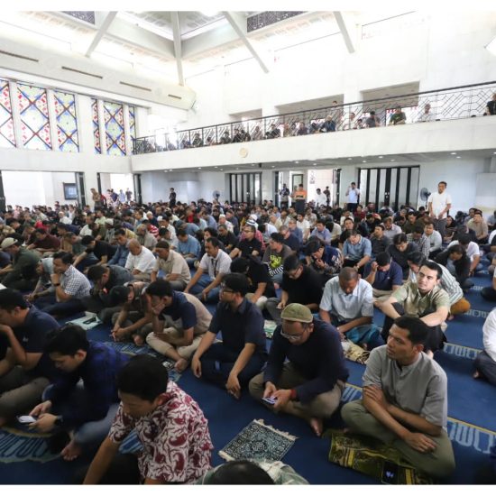 Jemaah Masjid Bimantara, kompleks MNC Tower, Jakarta Pusat melakukan doa bersama keselamatan untuk tiga awak kapal dan lima jurnalis hilang di Selat Sunda. Foto: Istimewa