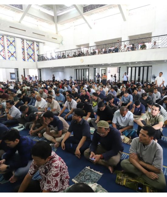 Jemaah Masjid Bimantara, kompleks MNC Tower, Jakarta Pusat melakukan doa bersama keselamatan untuk tiga awak kapal dan lima jurnalis hilang di Selat Sunda. Foto: Istimewa