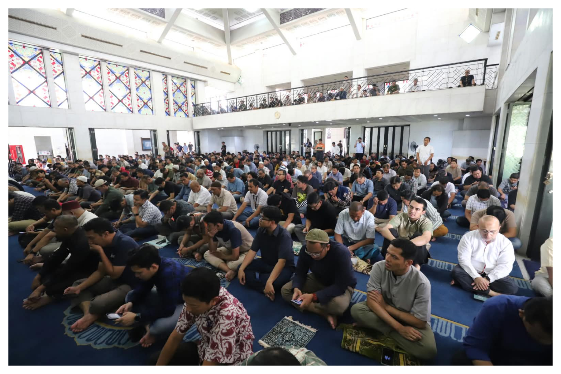 Jemaah Masjid Bimantara, kompleks MNC Tower, Jakarta Pusat melakukan doa bersama keselamatan untuk tiga awak kapal dan lima jurnalis hilang di Selat Sunda. Foto: Istimewa