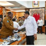 Menko Polkam Djamari Chaniago saat memimpin Rapat Koordinasi Percepatan Penanganan Pascakonflik Sosial di Kabupaten Jayawijaya dan Kabupaten Lanny Jaya, Provinsi Papua Pegunungan, di Kantor Kemenko Polkam. Foto: Dok Kemenko Polkam