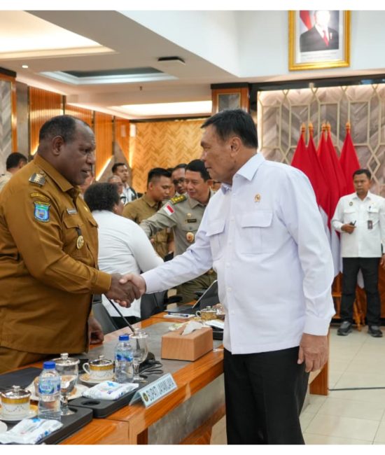 Menko Polkam Djamari Chaniago saat memimpin Rapat Koordinasi Percepatan Penanganan Pascakonflik Sosial di Kabupaten Jayawijaya dan Kabupaten Lanny Jaya, Provinsi Papua Pegunungan, di Kantor Kemenko Polkam. Foto: Dok Kemenko Polkam