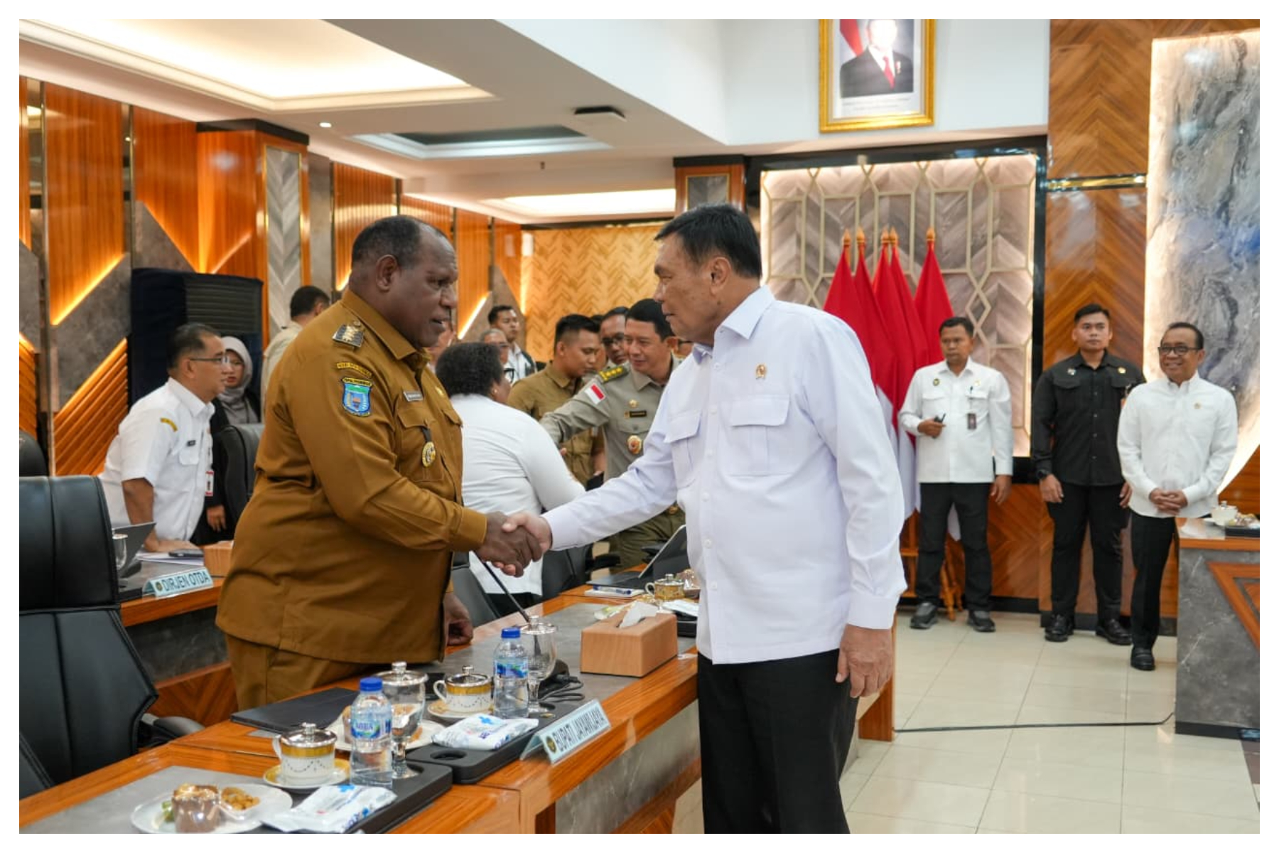 Menko Polkam Djamari Chaniago saat memimpin Rapat Koordinasi Percepatan Penanganan Pascakonflik Sosial di Kabupaten Jayawijaya dan Kabupaten Lanny Jaya, Provinsi Papua Pegunungan, di Kantor Kemenko Polkam. Foto: Dok Kemenko Polkam