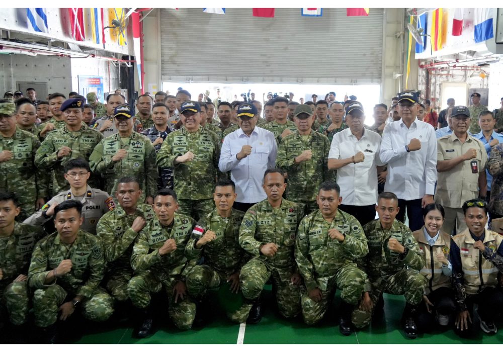 Menko Polkam Jenderal TNI (Purn.) Djamari Chaniago melepas keberangkatan Port Visit 2026 KRI dr. Wahidin Sudirohusodo-991. Foto: Dok Kemenko Polkam