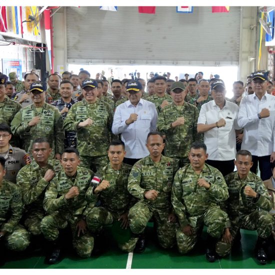 Menko Polkam Jenderal TNI (Purn.) Djamari Chaniago melepas keberangkatan Port Visit 2026 KRI dr. Wahidin Sudirohusodo-991. Foto: Dok Kemenko Polkam