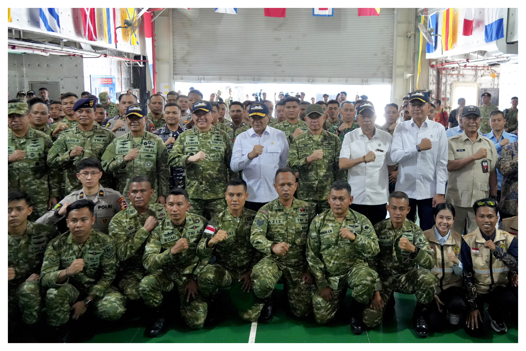 Menko Polkam Jenderal TNI (Purn.) Djamari Chaniago melepas keberangkatan Port Visit 2026 KRI dr. Wahidin Sudirohusodo-991. Foto: Dok Kemenko Polkam