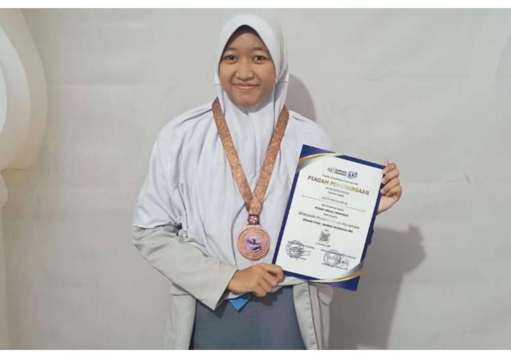 Anak asuh Rumah Yatim, Selvi Maysaroh, peraih Medali Perunggu Taklukkan Olimpiade Bahasa Indonesia 2025. Foto: Istimewa