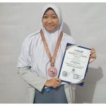 Anak asuh Rumah Yatim, Selvi Maysaroh, peraih Medali Perunggu Taklukkan Olimpiade Bahasa Indonesia 2025. Foto: Istimewa