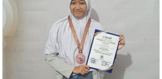 Anak asuh Rumah Yatim, Selvi Maysaroh, peraih Medali Perunggu Taklukkan Olimpiade Bahasa Indonesia 2025. Foto: Istimewa