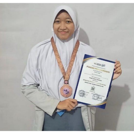 Anak asuh Rumah Yatim, Selvi Maysaroh, peraih Medali Perunggu Taklukkan Olimpiade Bahasa Indonesia 2025. Foto: Istimewa