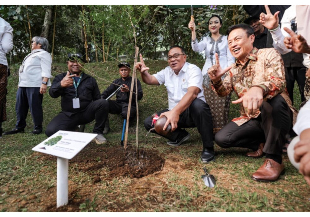 Menteri Lingkungan Hidup Mohammad Jumhur Hidayat saat berada di Dusun Bambu, Kabupaten Bandung Barat. Foto: Istimewa