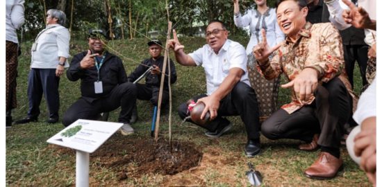 Menteri Lingkungan Hidup Mohammad Jumhur Hidayat saat berada di Dusun Bambu, Kabupaten Bandung Barat. Foto: Istimewa