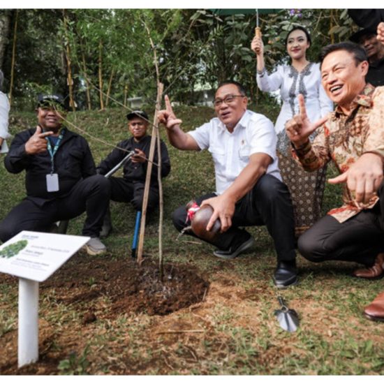 Menteri Lingkungan Hidup Mohammad Jumhur Hidayat saat berada di Dusun Bambu, Kabupaten Bandung Barat. Foto: Istimewa