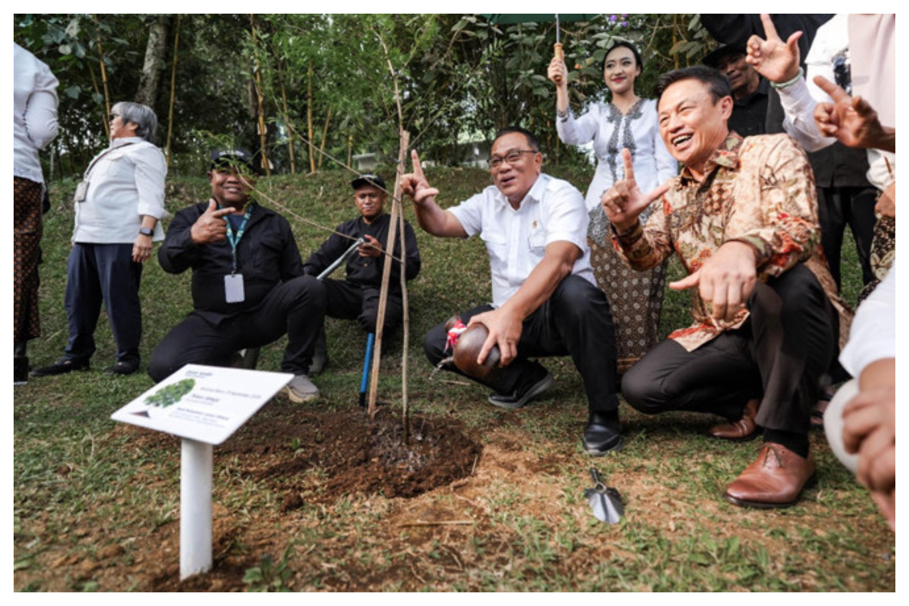 Menteri Lingkungan Hidup Mohammad Jumhur Hidayat saat berada di Dusun Bambu, Kabupaten Bandung Barat. Foto: Istimewa